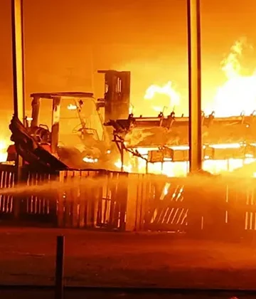 Evacuan a vecinos por incendio en Mercado de Abastos