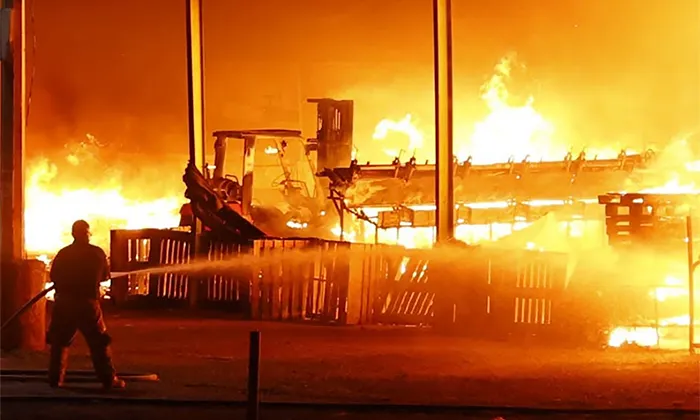 Evacuan a vecinos por incendio en Mercado de Abastos