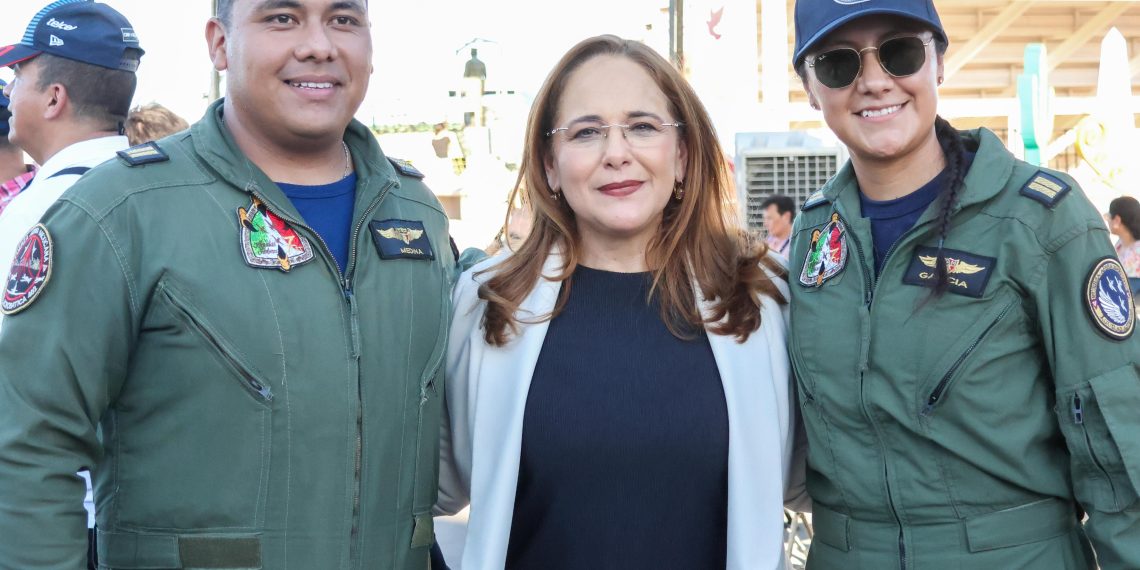 Recibe Ayuntamiento de Guaymas a la escuadrilla acrobática Águilas Aztecas