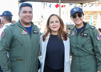 Recibe Ayuntamiento de Guaymas a la escuadrilla acrobática Águilas Aztecas