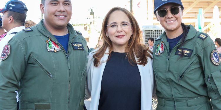 Recibe Ayuntamiento de Guaymas a la escuadrilla acrobática Águilas Aztecas