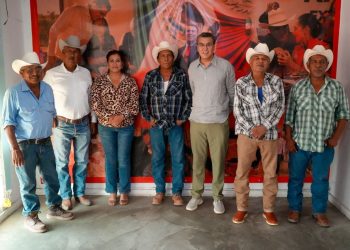Ramón Flores refrenda compromiso de trabajo conjunto con autoridades tradicionales yaquis de Huirivis