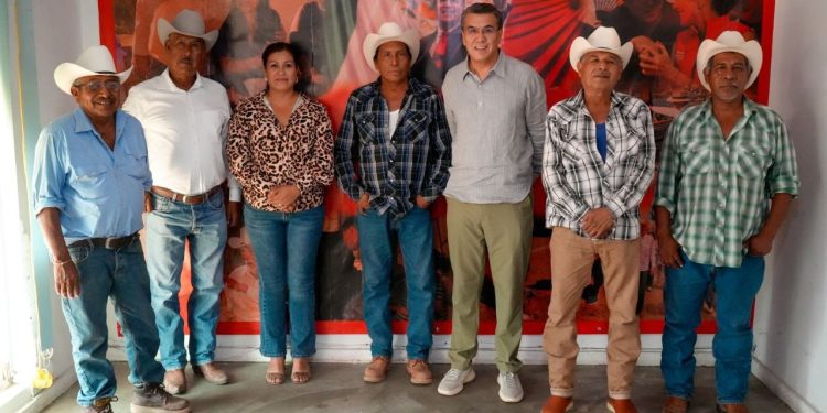 Ramón Flores refrenda compromiso de trabajo conjunto con autoridades tradicionales yaquis de Huirivis