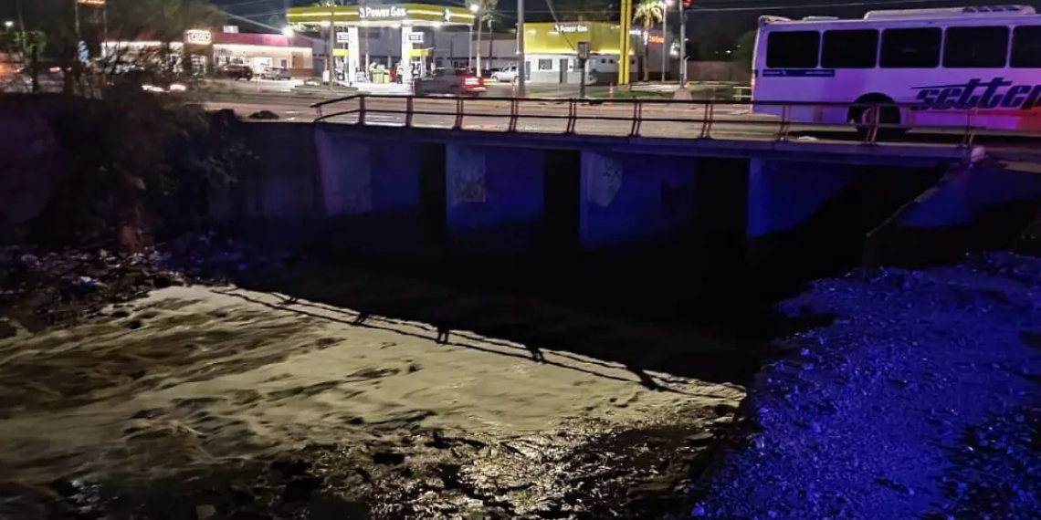Ciclista es arrastrado por un canal durante las lluvias en Hermosillo