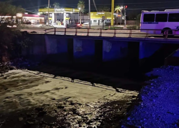 Ciclista es arrastrado por un canal durante las lluvias en Hermosillo