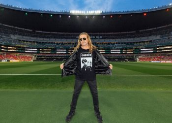 Sin complejos, Fher de Maná ensaya con playera de Oasis
