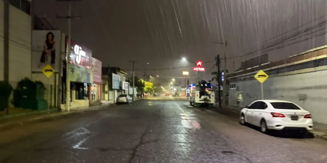Lluvias y fuertes vientos sorprenden a Hermosillo; un vuelo fue desviado por el clima