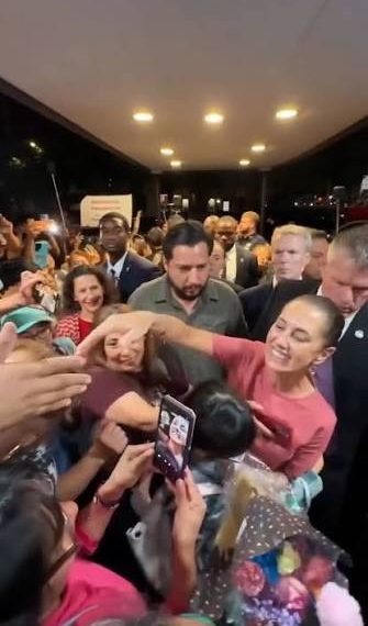 Migrantes en EU arropan a Sheinbaum previo a la final del Mundial