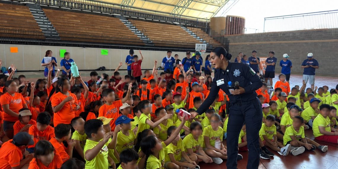 Convive Policía Estatal con niñas y niños en campamento de verano Codeson