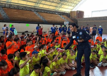 Convive Policía Estatal con niñas y niños en campamento de verano Codeson