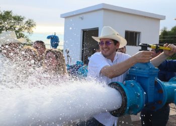 Lleva Jorge Alberto Elías Retes agua a comunidades Bahuises y los Buayums