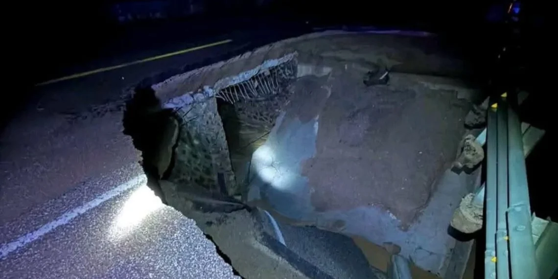 Colapsa puente por copiosas lluvias y obliga a cierre de carretera Agua Prieta-Janos