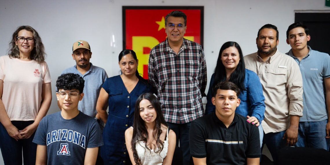 Jóvenes sonorenses obtienen beca del 100% para estudiar Medicina gracias a gestión encabezada por Ramón Flores
