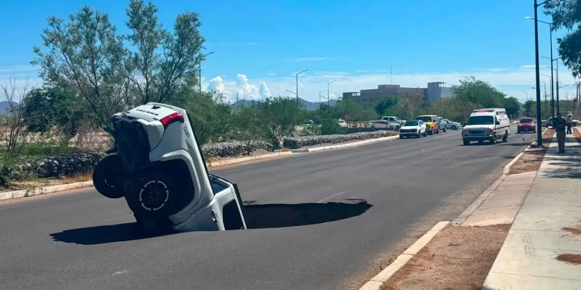 Socavón en Hermosillo se traga camioneta