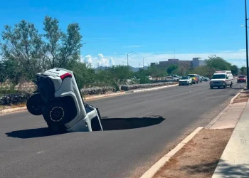 Socavón en Hermosillo se traga camioneta