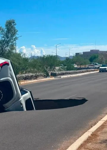 Socavón en Hermosillo se traga camioneta