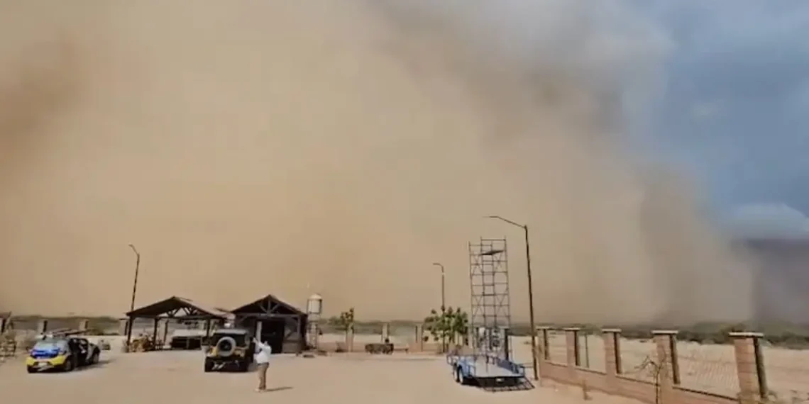 Tormenta de arena sorprende a habitantes de Hermosillo