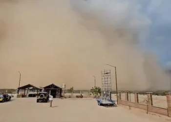 Tormenta de arena sorprende a habitantes de Hermosillo