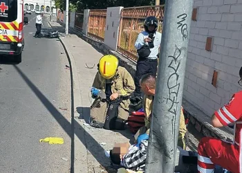 Reportan fallecimiento de motociclista tras choque con poste de alumbrado