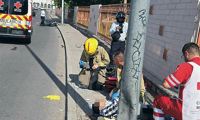 Reportan fallecimiento de motociclista tras choque con poste de alumbrado