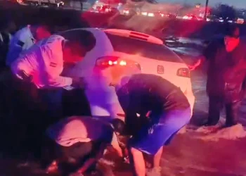 Rescatan a dos personas de auto arrastrado por arroyo