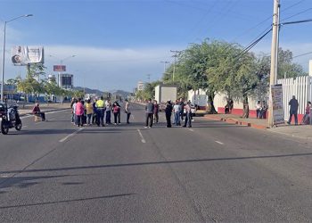 Derechohabientes de Issste cierran bulevar tras cierre de clínica familiar
