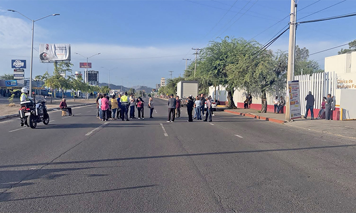 Derechohabientes de Issste cierran bulevar tras cierre de clínica familiar