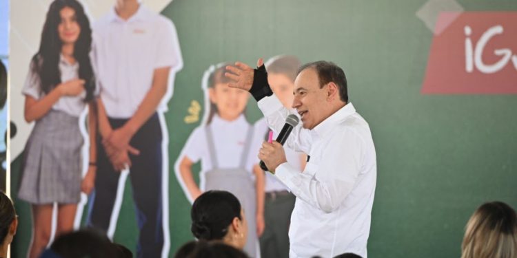 Con orden y agilidad entrega Gobierno de Sonora uniformes escolares gratuitos en Hermosillo: SEC