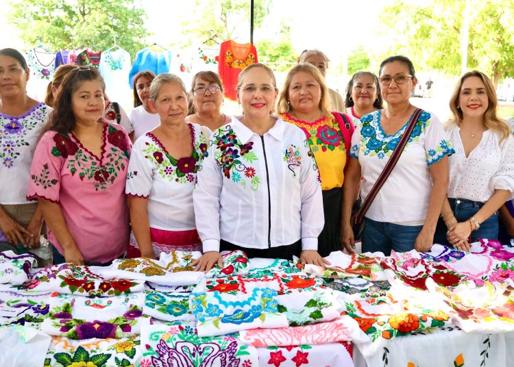 Finaliza Dra. Karla Córdoba curso de bordado en la comunidad de Vícam