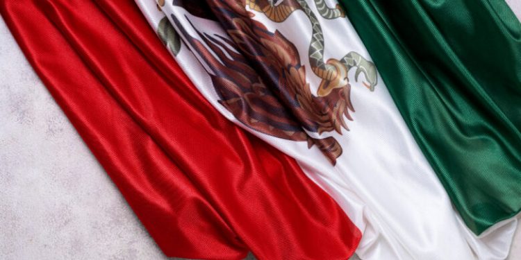 Presentan iniciativa contra doble nacionalidad para Presidente