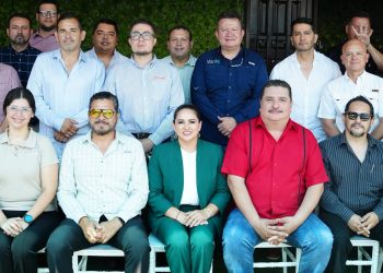Profesionistas y constructores respaldan experiencia de Celida López
