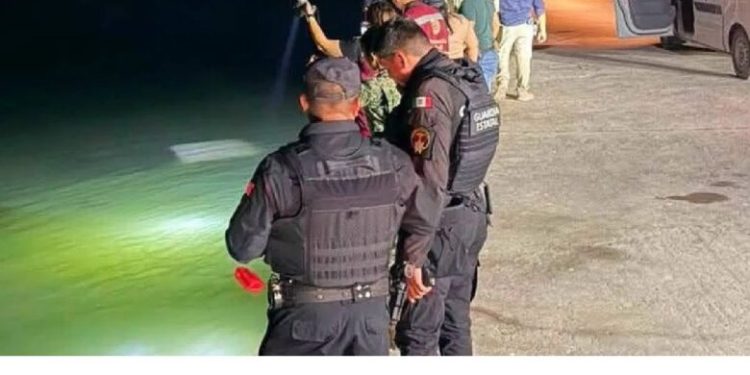 Mueren 4 marinos alcaer al río