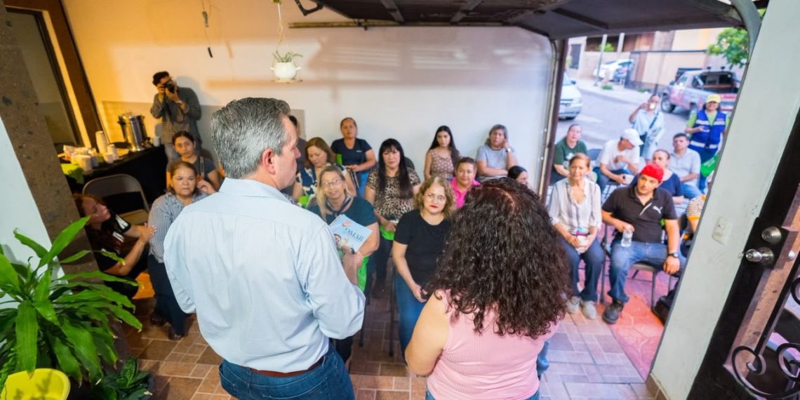 Omar Del Valle Colosio se sienta con los vecinos de Villas Residencial a escuchar de cerca el problema del agua
