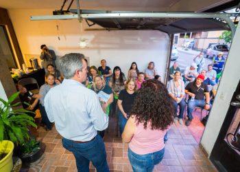 Omar Del Valle Colosio se sienta con los vecinos de Villas Residencial a escuchar de cerca el problema del agua