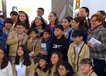 Justifica Claudia Sheinbaum becas universales en educación básica