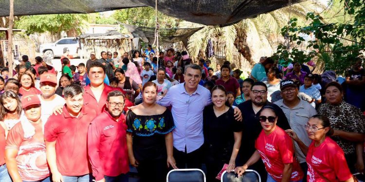 Entrega Ramón Flores mochilas y útiles escolares a niñas y niños en Pótam