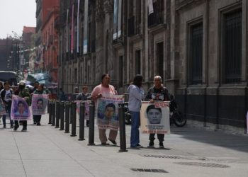 Llegan a Palacio Nacional familiares de 43 normalistas desaparecidos