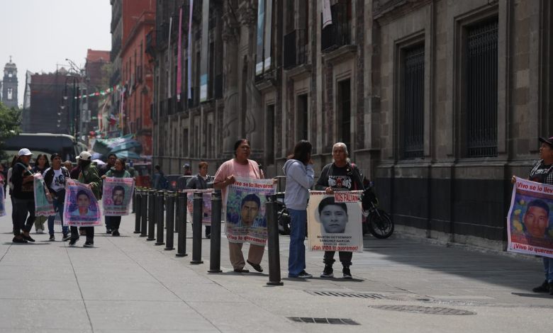 Llegan a Palacio Nacional familiares de 43 normalistas desaparecidos