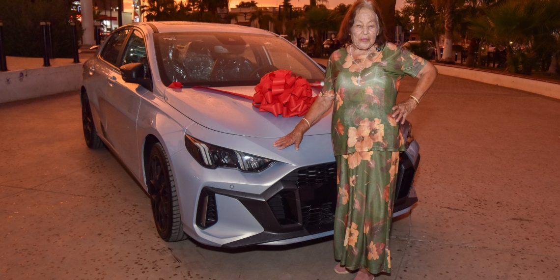 Entrega automóvil Ayuntamiento de Navojoa a ganadora de “Gana con tu Predial 2026”
