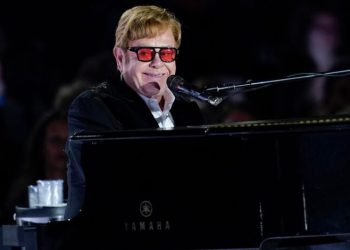 Elton John enfrenta un nuevo reto al componer