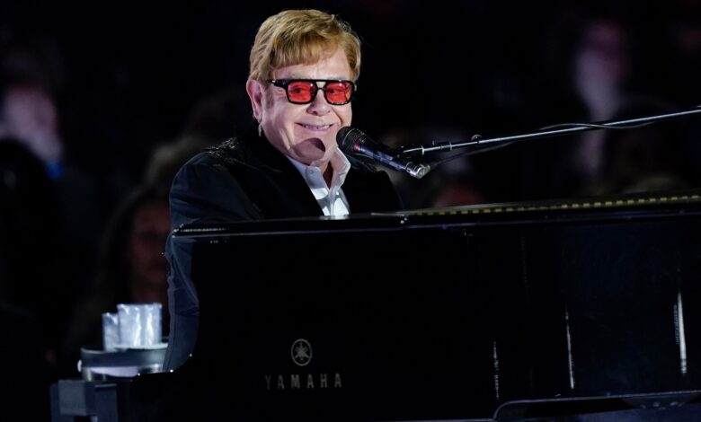 Elton John enfrenta un nuevo reto al componer