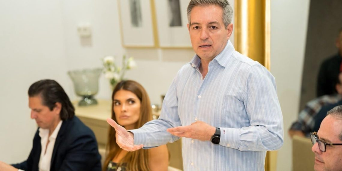 Omar Del Valle Colosio, en todos los frentes: dialoga con empresarios y camina las colonias de Hermosillo el mismo día