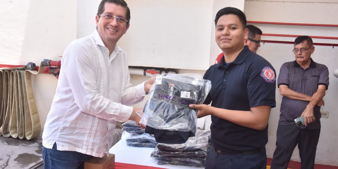 Fortalecen a cuerpo de Bomberos y Protección Civil de Navojoa con nuevos equipos de rescate acuático y uniformes