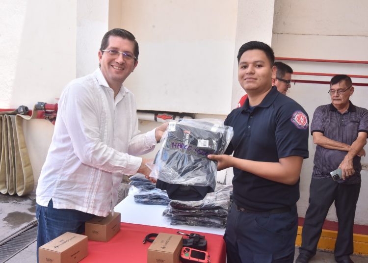 Fortalecen a cuerpo de Bomberos y Protección Civil de Navojoa con nuevos equipos de rescate acuático y uniformes