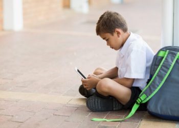 Sheinbaum reitera restricción al uso de celulares en las escuelas