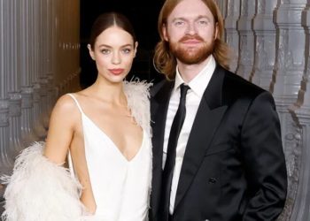 Billie Eilish oficia boda de su hermano Finneas
