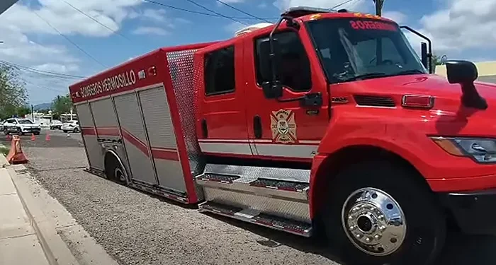 Cae bombera en socavón en la colonia Palo Verde