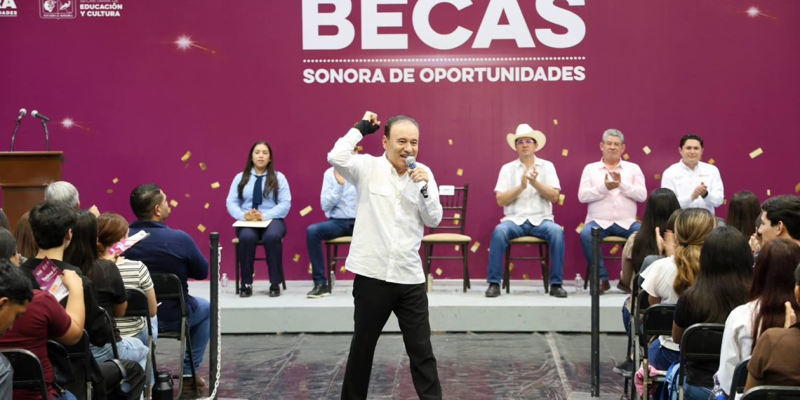 Gobernador Durazo garantiza con becas permanencia universitaria de 14 mil estudiantes de Cajeme y Navojoa