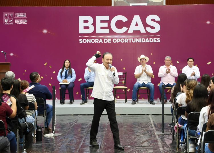 Gobernador Durazo garantiza con becas permanencia universitaria de 14 mil estudiantes de Cajeme y Navojoa