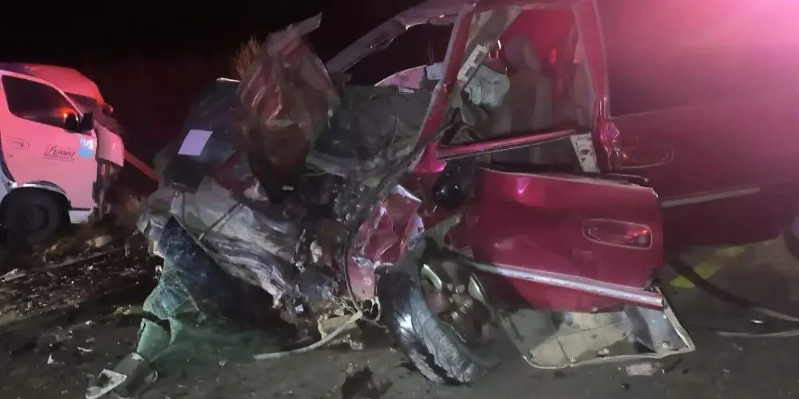 Choque de frente deja dos personas sin vida y tres lesionadas en Hermosillo